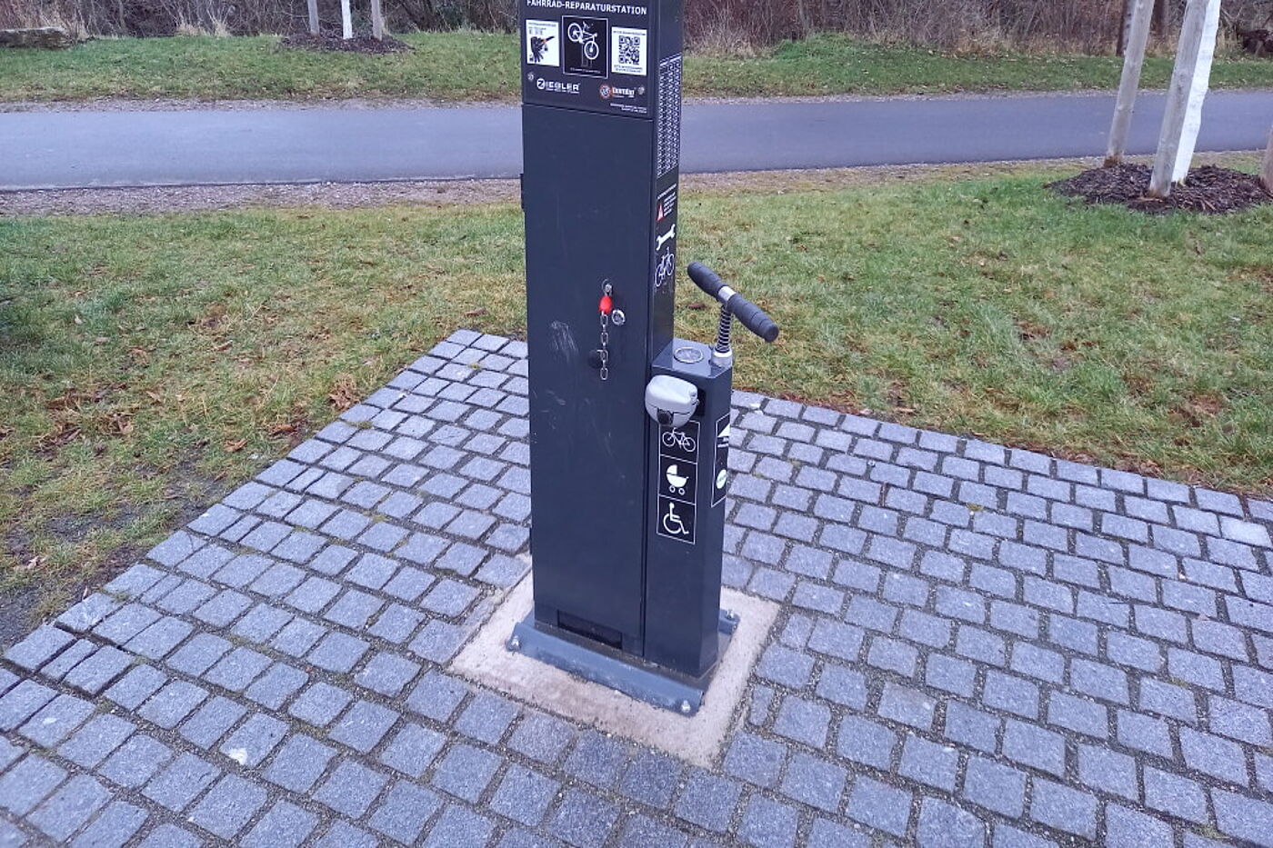 Luftpumpe_Clärchen Öffentlich zugängliche Luftpumpe / Reparaturstation am Gera-Radweg.