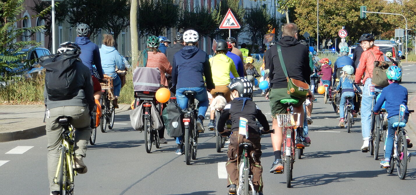 Eine Gruppe von radfahrenden Kindern und Erwachsenen demonstriert für bessere Radverkehrsbedingungen.