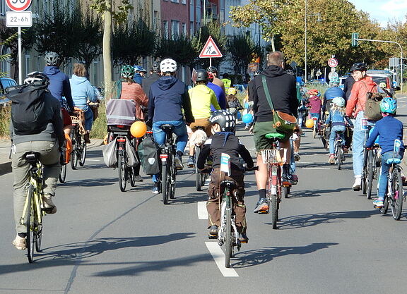 Eine Gruppe von radfahrenden Kindern und Erwachsenen demonstriert für bessere Radverkehrsbedingungen.