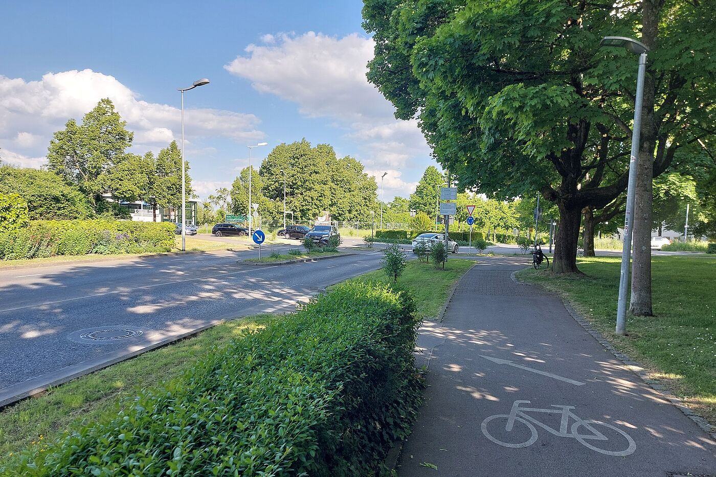 Kreisverkehr Stuttgarter Str. / Bahnhofstr. / Rohrer Str. Kreisverkehr Stuttgarter Str. / Bahnhofstr. / Rohrer Str.
