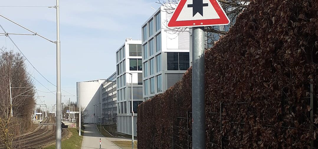 Vorfahrt in Unteraichen in Richtung Stuttgart Rad- und Fußweg mit Vorfahrtsschild
