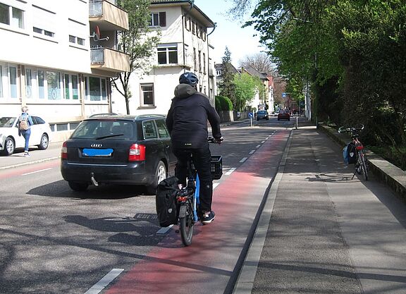 Schmaler Radschutzstreifen in der Burgstraße Schmaler Radschutzstreifen in der Burgstraße
