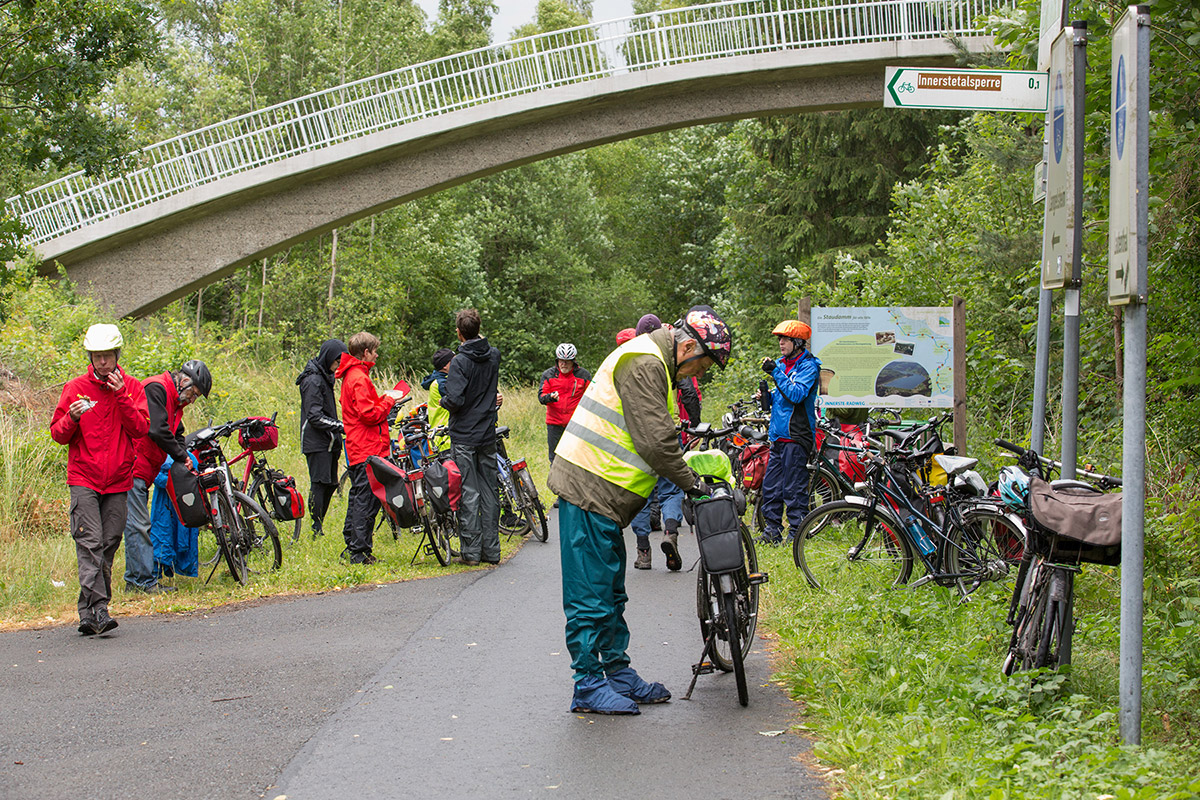 Pause auf der Innerste Radtour RadfahrerInnen machen Pause auf der Innerste Radtour