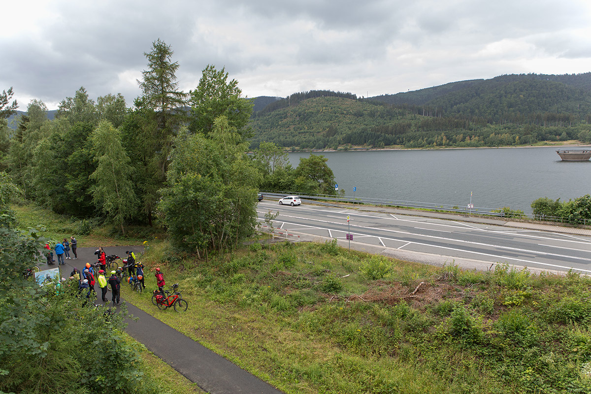 Pause auf der Innerste Radtour RadfahrerInnen bei einer Pause auf der Innerste Radtour