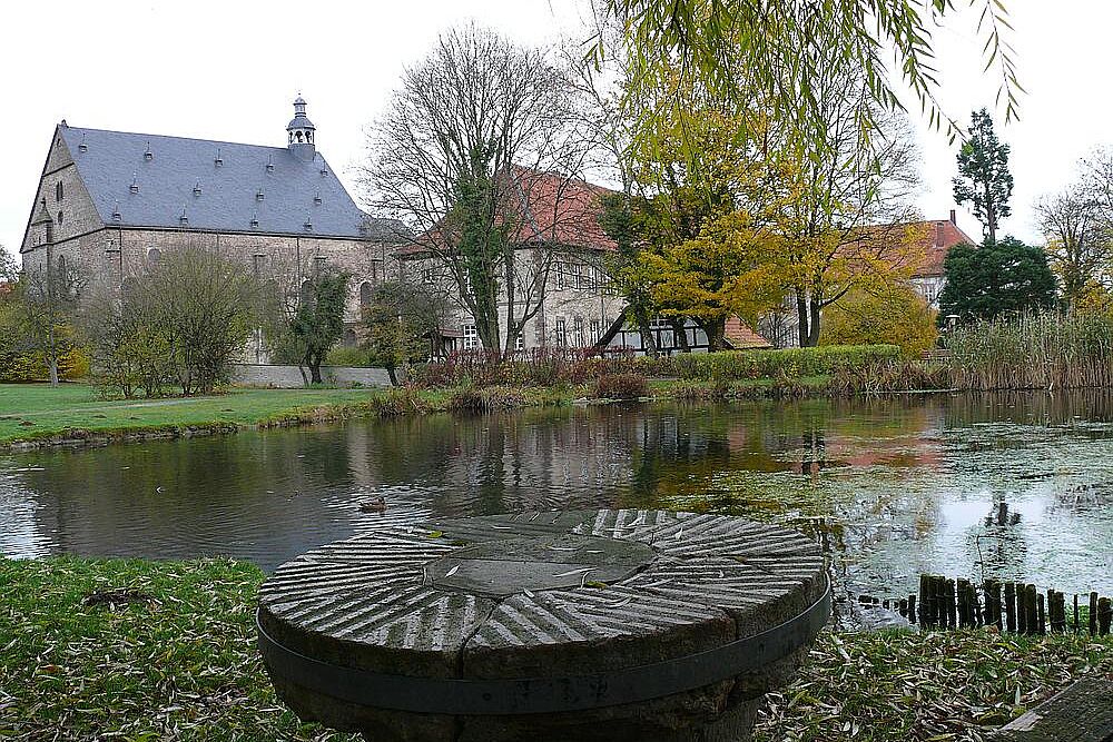 Klosteranlage Lamspringe - Teich mit historischen Gebäuden