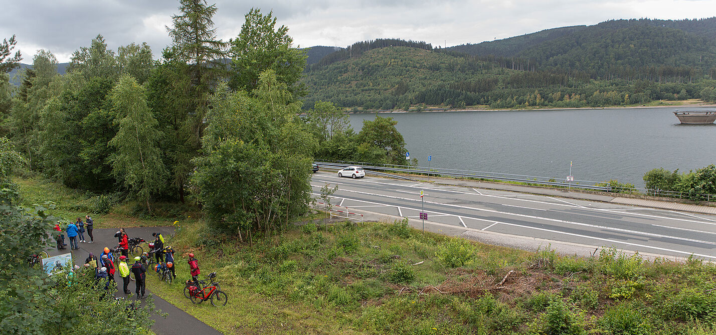 Pause auf der Innerste Radtour RadfahrerInnen bei einer Pause auf der Innerste Radtour