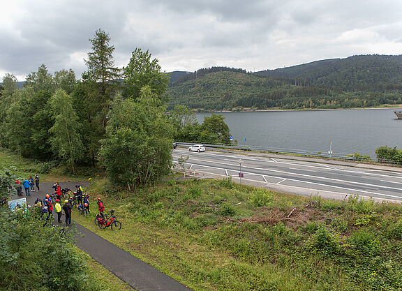 Pause auf der Innerste Radtour RadfahrerInnen bei einer Pause auf der Innerste Radtour