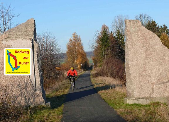 Skulptur Das Tor Skulptur Das Tor mit Radweg-zur-Kunst Logo