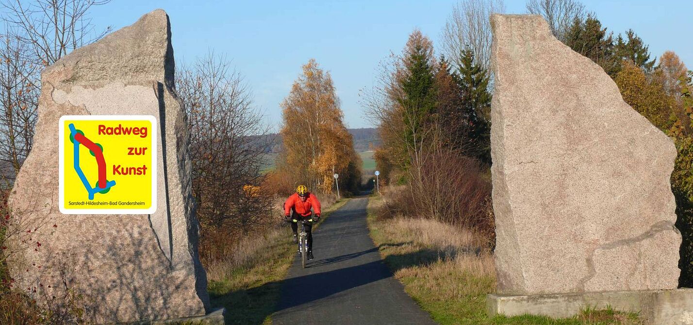Skulptur Das Tor mit Radweg-zur-Kunst Logo