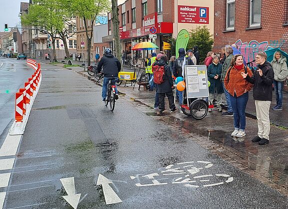 20250422_Einweihung_Radweg_Klingeltunnel.jpg Bild vom Radweg und Personen zur Einweihung