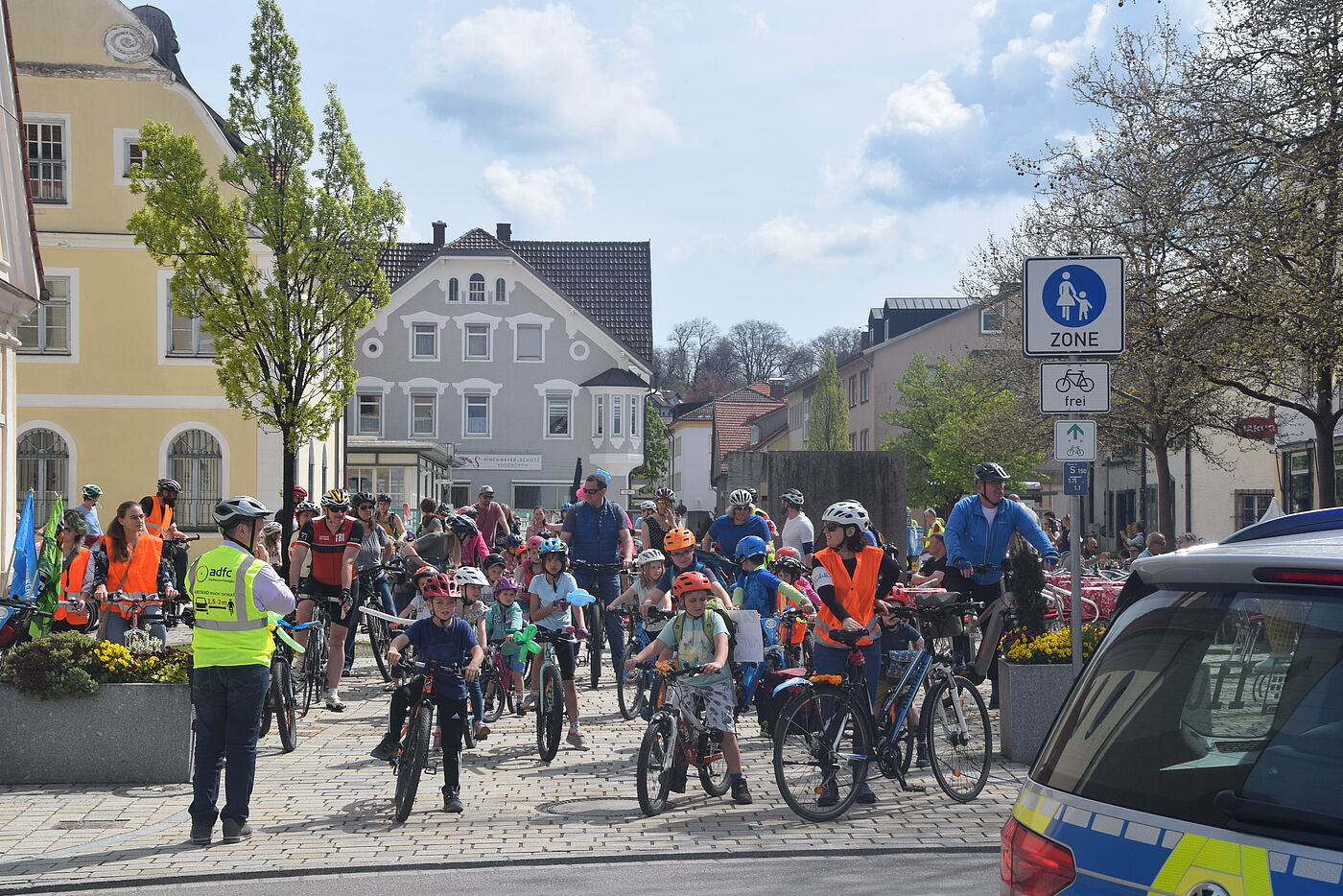 Polizei voraus Demonstrationsgruppe am Start