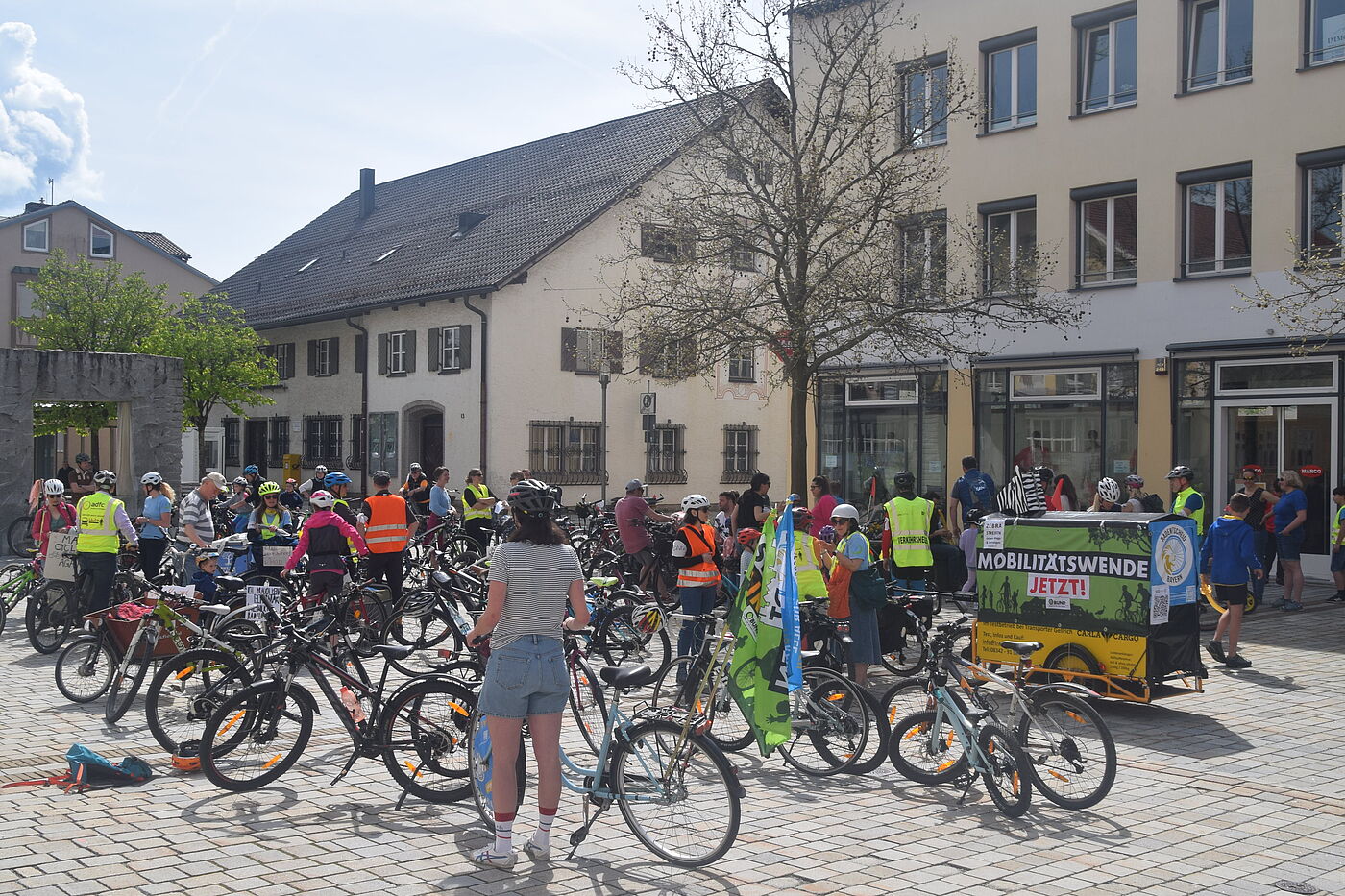Teilnehmer sammeln sich auf dem Marktplatz Radlerdemo auf einem Platz