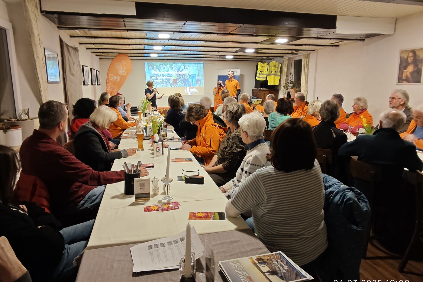 Voller Saal im Gasthaus Belfort JHV