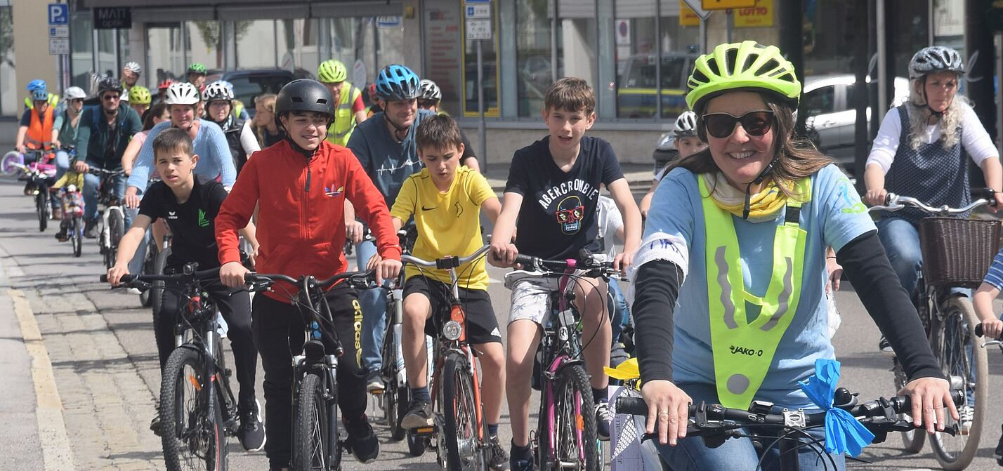 Unterwegs Radler:innen auf der Straße