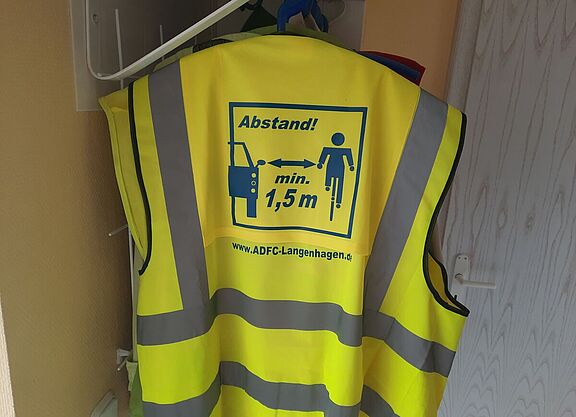 Für lau! DIESE Warnweste verschenkt der ADFC Langenhagen so lange an seine Mitglieder, bis diese beiden Gefahrstelle behoben sind: 1. Ampel-Kreuzung  Godshorner Straße / Straßburger Platz, 2. Fahrrad-Anlüger-Straße mit extrem vielen unerlaubt durchfahrenden Kfz sowie viel zu enges Überholen trotz Überholverbot