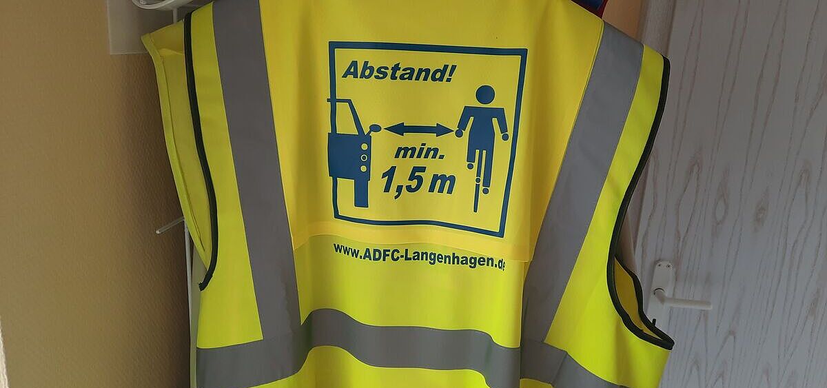 Für lau! DIESE Warnweste verschenkt der ADFC Langenhagen so lange an seine Mitglieder, bis diese beiden Gefahrstelle behoben sind: 1. Ampel-Kreuzung  Godshorner Straße / Straßburger Platz, 2. Fahrrad-Anlüger-Straße mit extrem vielen unerlaubt durchfahrenden Kfz sowie viel zu enges Überholen trotz Überholverbot