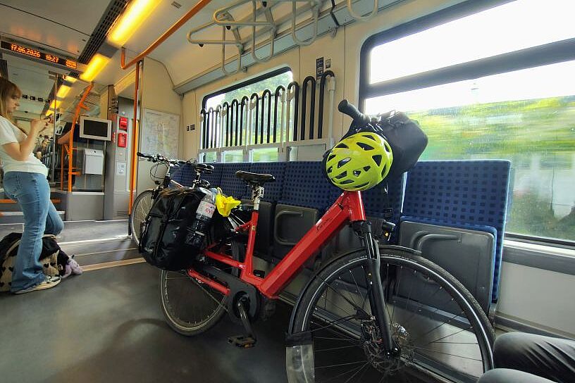 RB 66: Tutzing => Starnberg => München Hbf. - Die Stangen vor dem Fenster sind übrigens Skihalter, die im Winter umgeklappt und heruntergezogen werden ... RB 66: Tutzing => Starnberg => München Hbf. - Die Stangen vor dem Fenster sind übrigens Skihalter, die im Winter umgeklappt und heruntergezogen werden ...