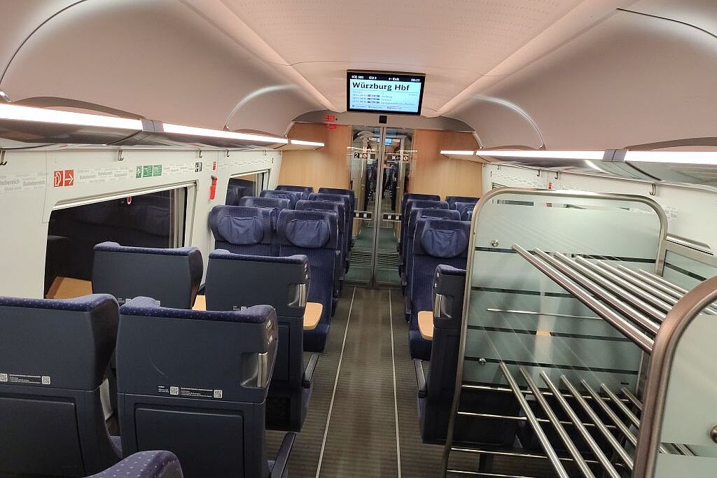 Wir genießen das Leben in vollen Zügen, auch wenn dieser Zug um 08:25 nicht gerade überfüllt ist (kurz vor Würzburg) Wir genießen das Leben in vollen Zügen, auch wenn dieser Zug um 08:25 nicht gerade überfüllt ist (kurz vor Würzburg)