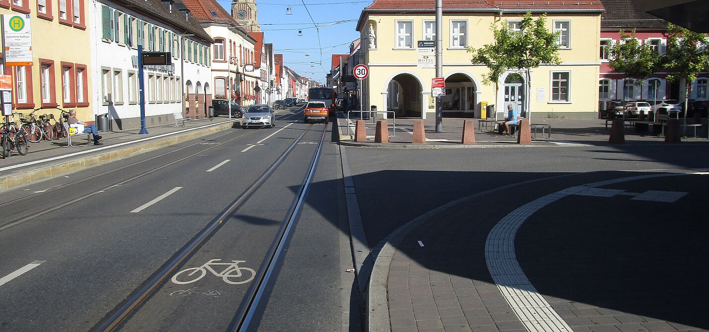 Fahrradweg zwischen Gleisen auf der Seckenheimer Hauptstr.