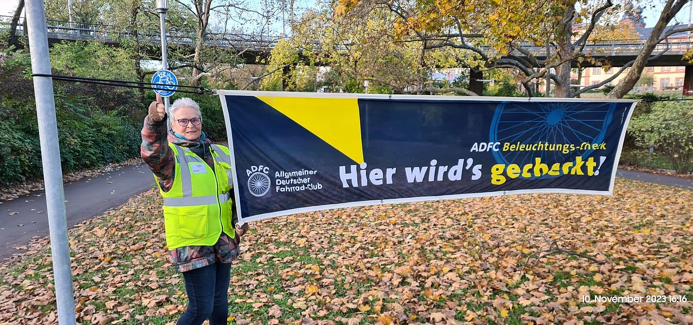 Ingrid Derwis beim ADFC Beleuchtungscheck