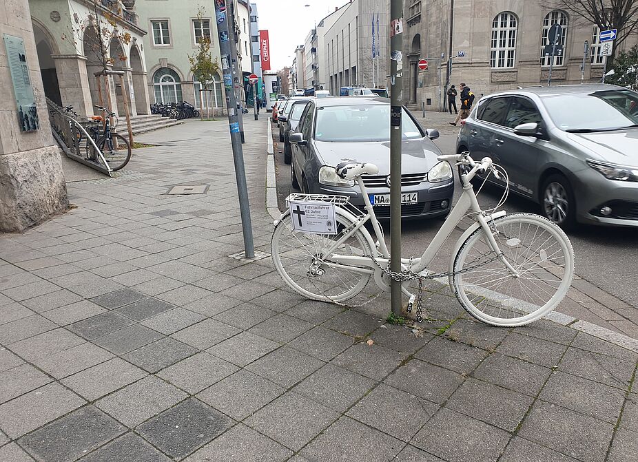 Am 9. Dezember 2023 stirbt ein 62-jähriger Radfahrer nach einem Zusammenstoß mit einem Auto an der Kreuzung M 6/M 7 und N 7 in den Mannheimer Quadraten.