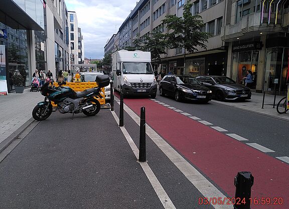 Fressgasse im Mai 2024 Das Bild zeigt die Fressgasse, mit einem parkenden Lieferwagen auf der Radspur