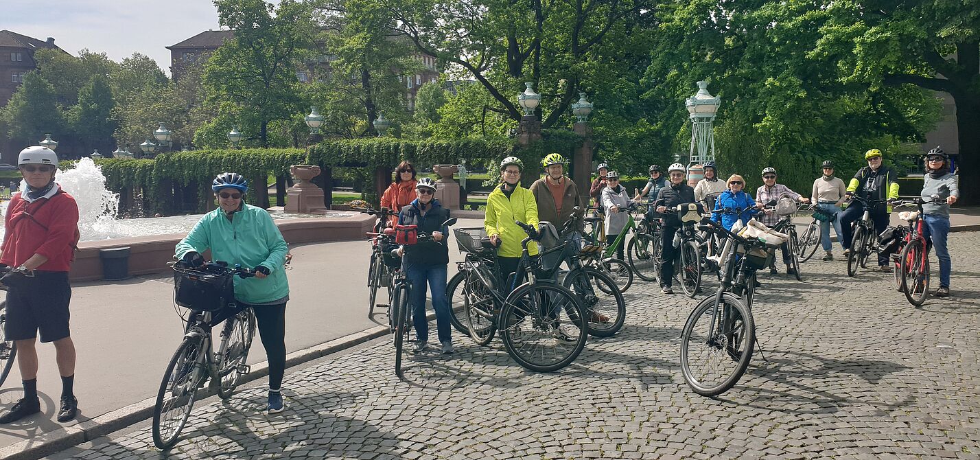 Teilnehmer und Teilnehmerinnen einer Radtour des ADFC Mannheim