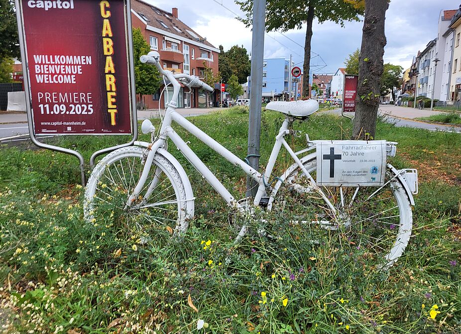 Am 24. Juni 2023 stirbt ein 70-jähriger Radfahrer an der Kreuzung Rheingoldstraße/Neckarauer Waldweg in Mannheim nach einer Kollision mit der Straßenbahnlinie 3. Dieses weiß gestrichene Geisterrad erinnert an den 70-jährigen Radfahrer, der am 24. Juni 2023 an dieser Kreuzung in Mannheim bei einer Kollision mit einer Straßenbahn tödlich verunglückte.