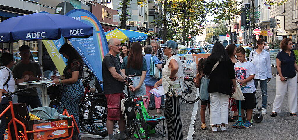 Eindruck vom Parking-Day in der Fressgass in Mannheim, Menschen an Infoständen 