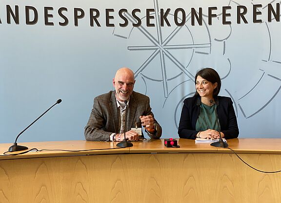 Die Landesvorsitzenden des ADFC NRW, Axel Fell und Rebecca Heinz, stellen die Ergebnisse des Fahradklima-Test 2022 für NRW vor.
