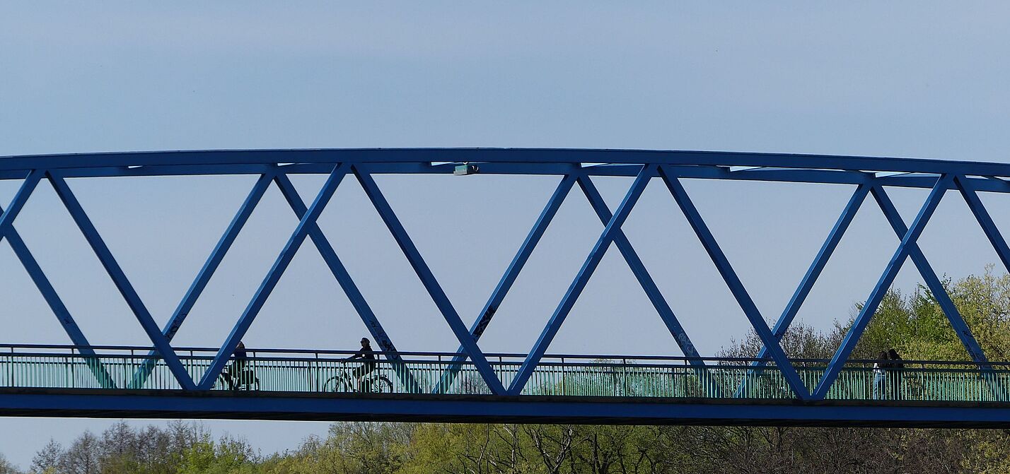 Die blaue Brücke in Mülheim Das Bild zeigt Radelnde auf der blauen Brücke in Mülheim an der Ruhr