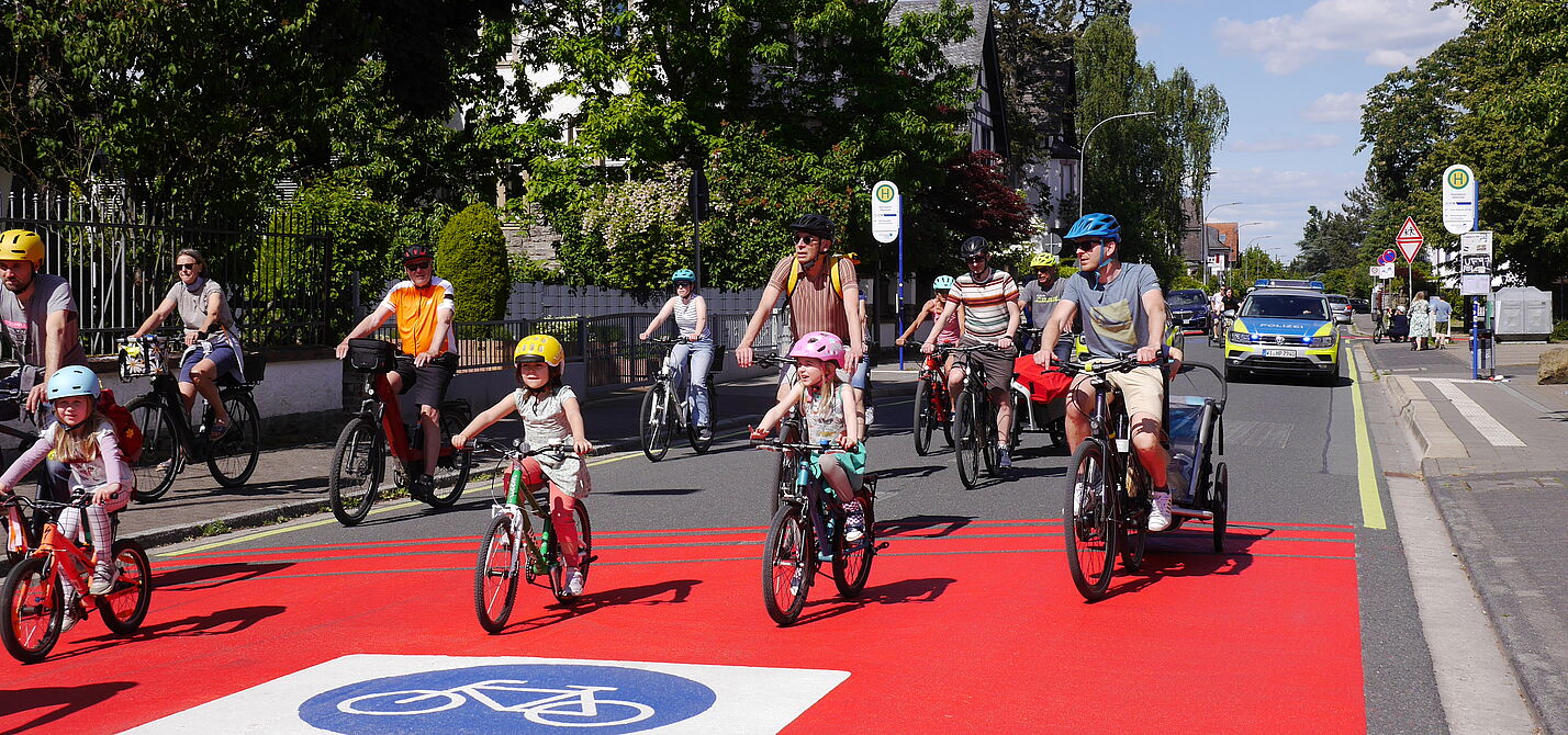 Kinder radeln über Fahrradstraße