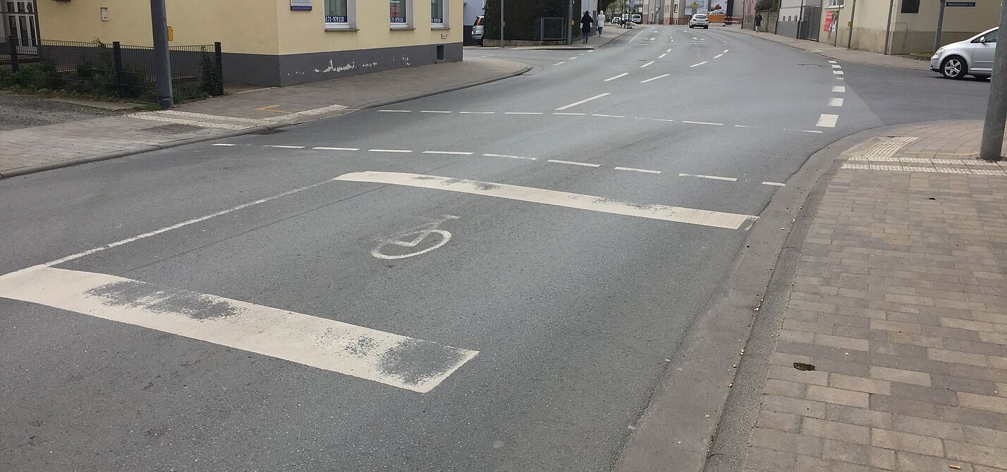 Fehlende Markierung in Steinbach Straßenkreuzung mit Haltelinie