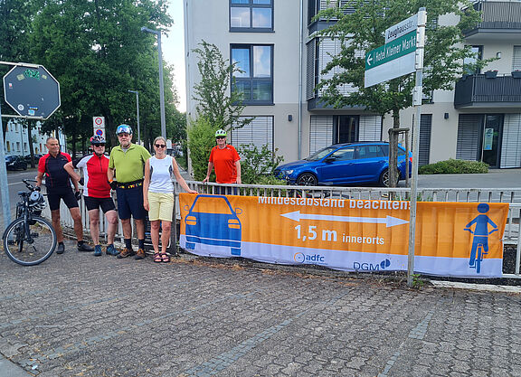 Aktive des ADFC SLS vor dem neuen Abstands-Banner in SLS Aktive des ADFC SLS vor dem neuen Abstands-Banner in SLS