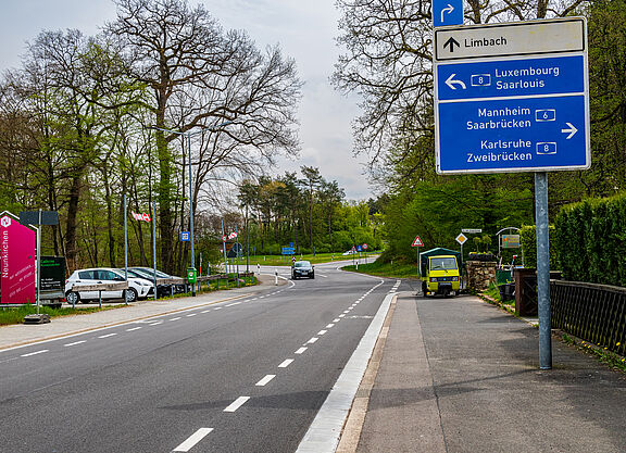 L114-Kohlhof Hier fehlt noch der Rotbelag am Ende des Schutzstreifens