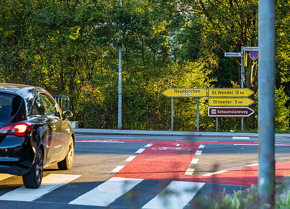 Ostertalstraße und Radfahren Die Einmüdung der Ostertalstraße in die Landstraße 124 nach Ottweiler.