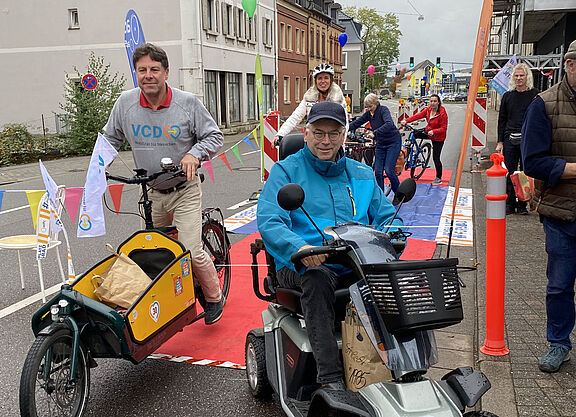 Der geschützte Pop-Up-Radweg wurde von Jung und Alt sowie Radlern und E-Rollstuhlfahrern getestet. Der geschützte Pop-Up-Radweg wurde von Jung und Alt sowie Radlern und E-Rollstuhlfahrern getestet.