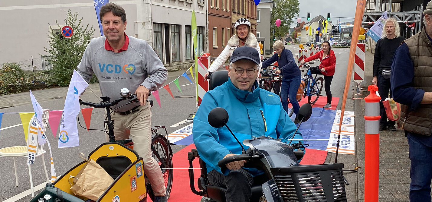 Der geschützte Pop-Up-Radweg wurde von Jung und Alt sowie Radlern und E-Rollstuhlfahrern getestet. Der geschützte Pop-Up-Radweg wurde von Jung und Alt sowie Radlern und E-Rollstuhlfahrern getestet.