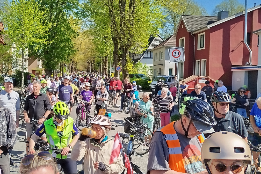 Fröhliche Menschen beim STÖRRADELN 2026, der ersten ADFC-Fahrradsternfahrt des Jahres