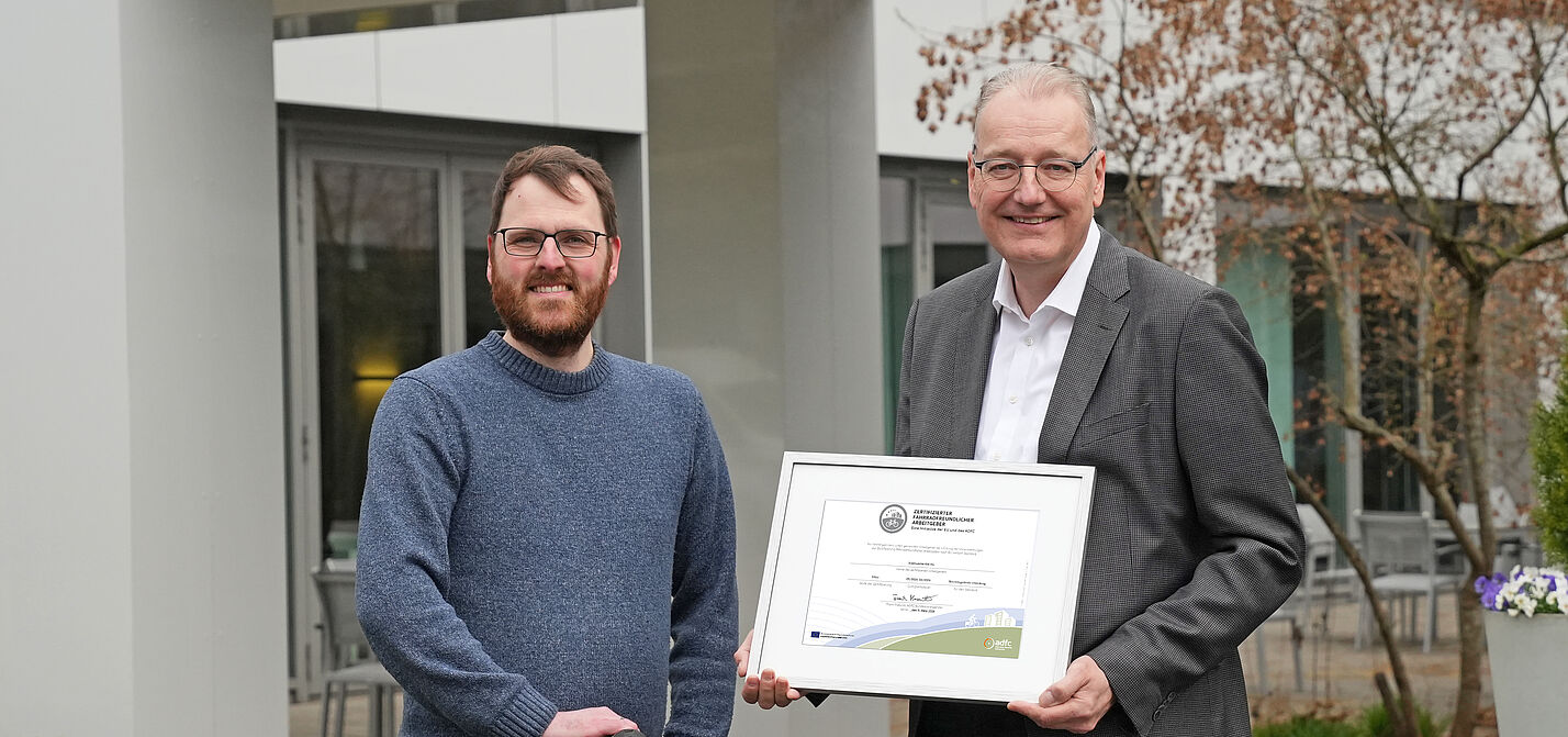 Stadtwerke Kiel werden "Fahrradfreundlicher Arbeitgeber" in Silber ADFC SH-Geschäftsführer überreicht Zertifikat "Fahrradfreundlicher Arbeitgeber" in Silber an Dr. Jörg Teupen, Vorstand Technik und Personal Stadtwerke Kiel.