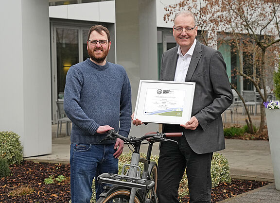 Stadtwerke Kiel werden "Fahrradfreundlicher Arbeitgeber" in Silber ADFC SH-Geschäftsführer überreicht Zertifikat "Fahrradfreundlicher Arbeitgeber" in Silber an Dr. Jörg Teupen, Vorstand Technik und Personal Stadtwerke Kiel.