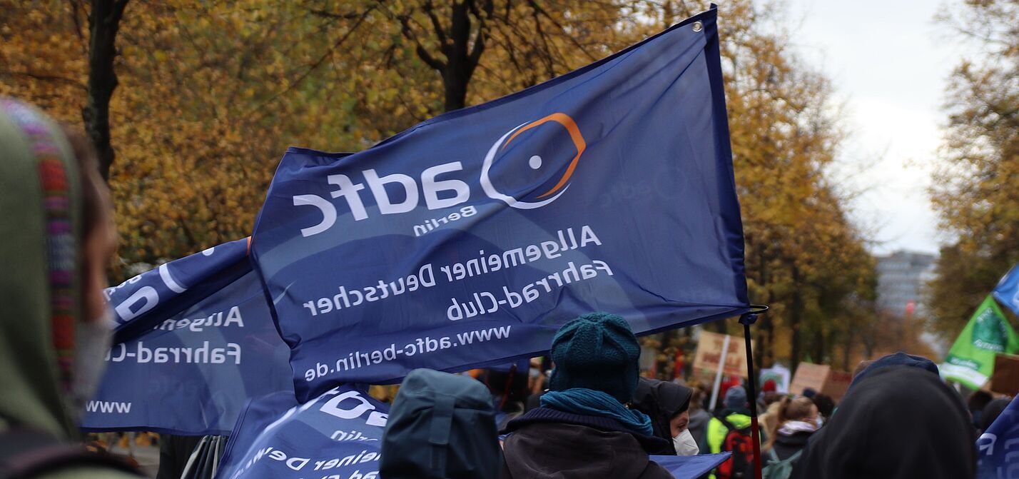 In der Bildmitte blaue Fahnen des ADFC-Berlin bei einer Demonstration von Fridays For Future am 22.10.2021