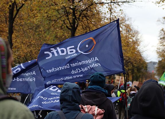 ADFC bei Fridays For Future in Berlin 22.10.2021 In der Bildmitte blaue Fahnen des ADFC-Berlin bei einer Demonstration von Fridays For Future am 22.10.2021