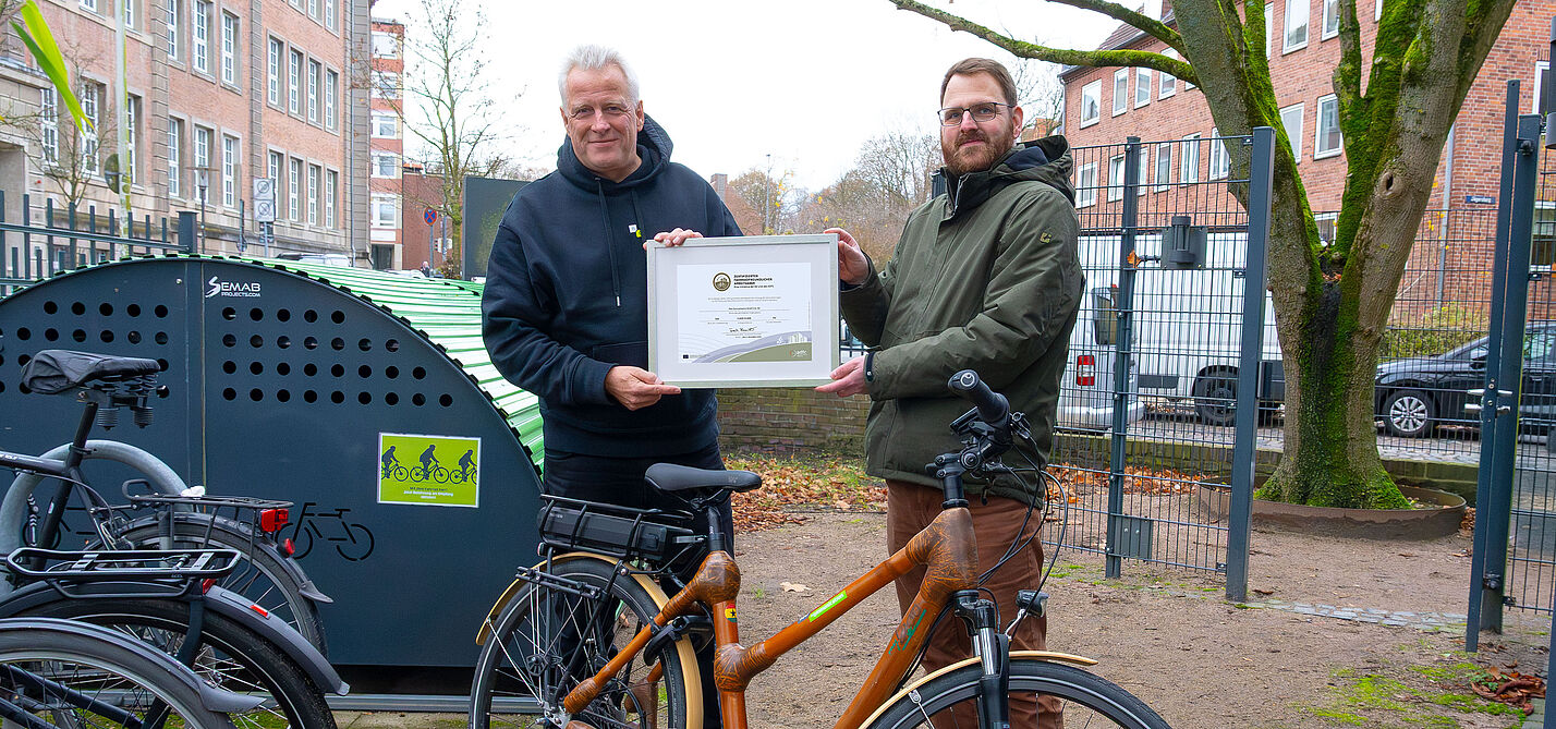 Jan Voß (ADFC SH) übergibt das Zertifikat "Fahrradfreundlicher Arbeitgeber" in Gold an Sören Mohr (Geschäftsführer New Communication) Jan Voß (ADFC SH) übergibt das Zertifikat "Fahrradfreundlicher Arbeitgeber" in Gold an Sören Mohr (Geschäftsführer New Communication)