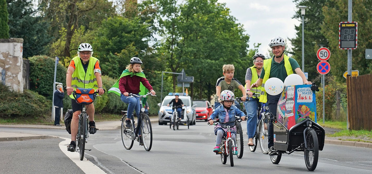 Sep. 2021, Kinder und Erwachsene fahren bei der Kidical Mass in Suhl Rad 
