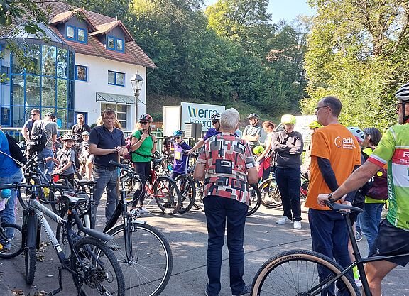 Die Tourteilnehmer stehen vor der WerraEnergie-Brücke