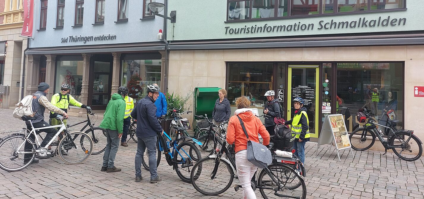 Treffen der Tourbeteiligten vor der Tourist-Info Schmalkalden