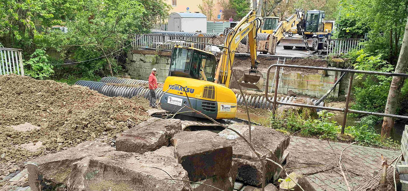 Baustelle am Mühlgraben Ein Bagger bereitet den Bau der neuen Mühlgrabenbrücke vor.