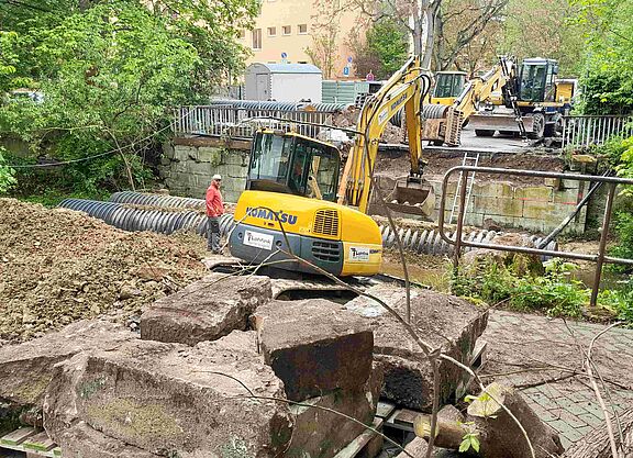 Baustelle am Mühlgraben Ein Bagger bereitet den Bau der neuen Mühlgrabenbrücke vor.