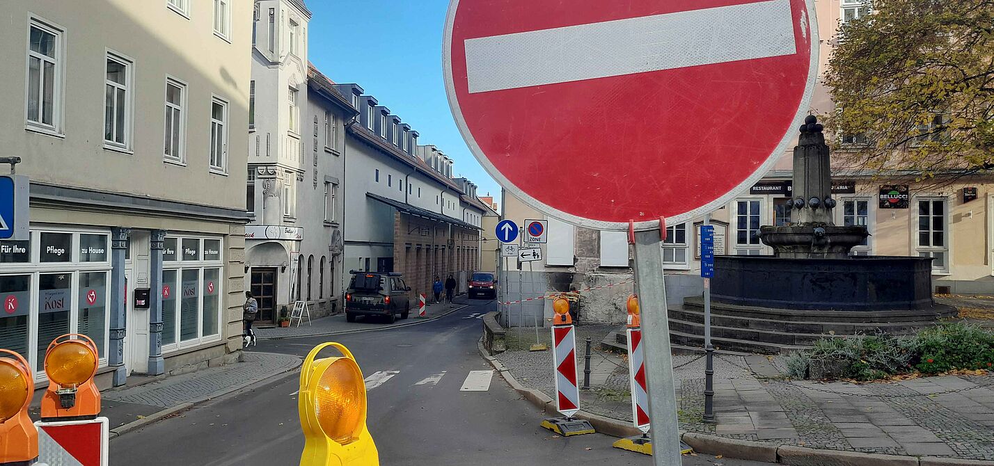 Keine Einfahrt! Ein Verkehrsschild behindert an einer Baustelle den Radverkehr.